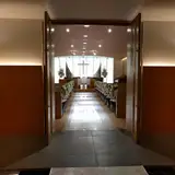 チャペルの入り口。明るくて落ち着いた印象