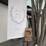 入り口の木にウェルカムボードが付いていて