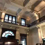 吹き抜けの天井が高い。