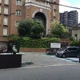 駐車場と受付のある棟