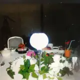 水を注いで光るグラス