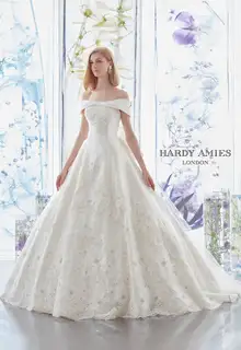 HARDY AMIES(ハーディエイミス) のウェディングドレス・ブライダル衣装