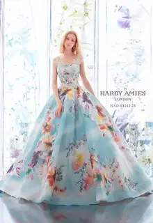 HARDY AMIES(ハーディエイミス) のウェディングドレス・ブライダル衣装