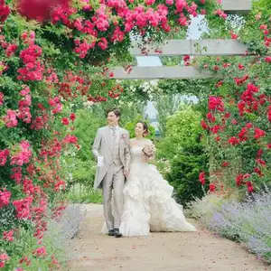 大人気！薔薇が咲き誇るガーデンでフォトウエディングを