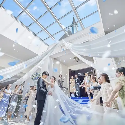 結婚式場 ウェディングチェア ホワイト×ゴールド 式場チェア Y1231 挙式料金プラン：アニヴェルセル 白壁/ アニヴェルセル グループで結婚