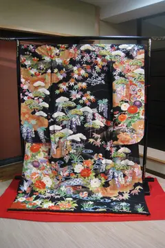 引き振袖　「黒字四季」