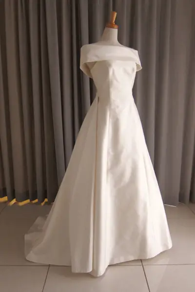 40枚目 Silk taffeta off shoulder cape A-line dress