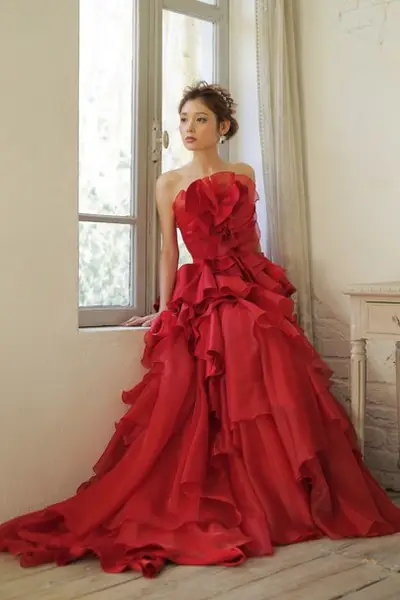 赤 レッド系のカラードレス Byみんなのウェディング