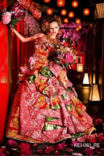 赤・レッド系のカラードレス byみんなのウェディング