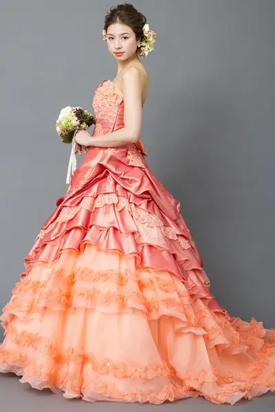 オレンジ系のカラードレス byみんなのウェディング（2ページ目）