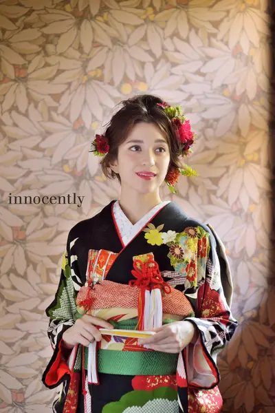 結婚式の大振袖・引き振袖・花嫁用振袖|オレンジ地に虹と花と蝶