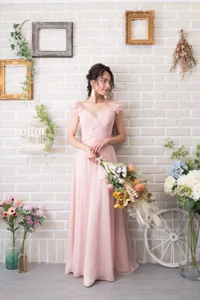 スレンダーラインのウェディングドレス Byみんなのウェディング