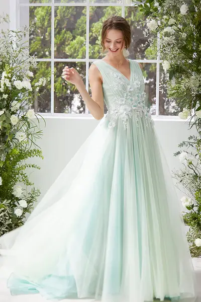 緑 グリーン系のカラードレス Byみんなのウェディング