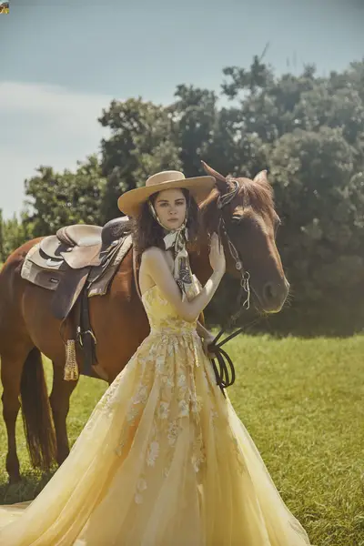 黄色・イエロー系のカラードレス byみんなのウェディング