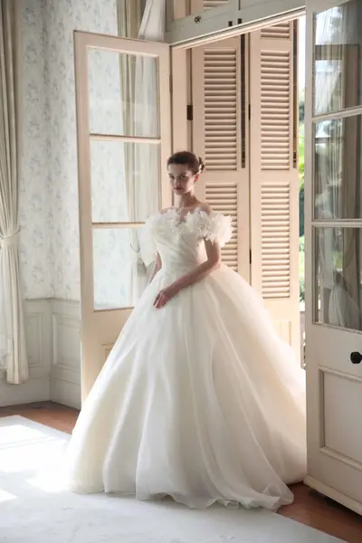 白・ホワイト系のウェディングドレス byみんなのウェディング（13