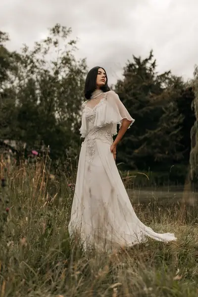 スレンダーラインのウェディングドレス byみんなのウェディング