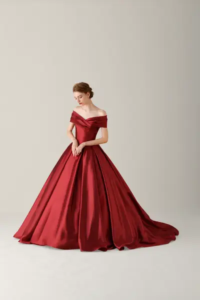 赤・レッド系のカラードレス byみんなのウェディング