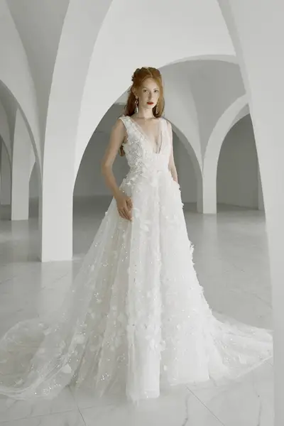 ウェディングドレス　花　インポート レースのボートネックが大人可愛いインポートウェディングドレス