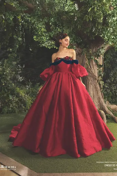 赤・レッド系のカラードレス byみんなのウェディング