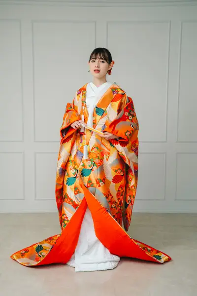 8枚目 朱華飛鶴（しゅかひかく）