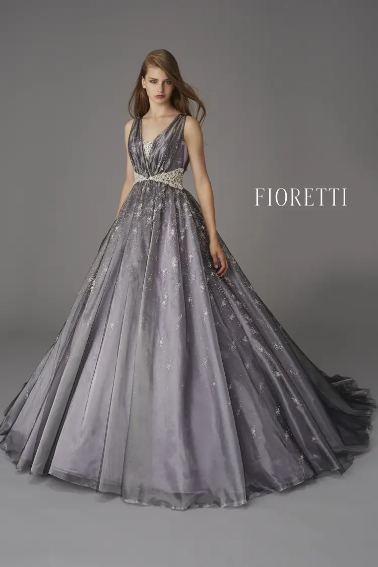 グレー系のカラードレス byみんなのウェディング