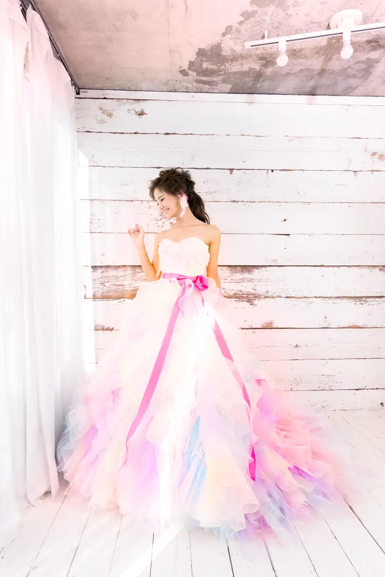 レインボーのカラードレス byみんなのウェディング