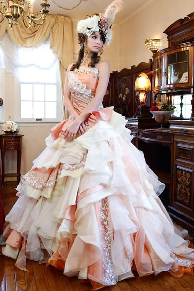 オレンジ系のカラードレス byみんなのウェディング