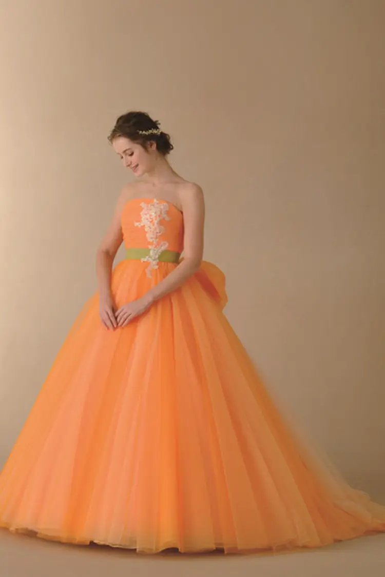オレンジ系のカラードレス Byみんなのウェディング