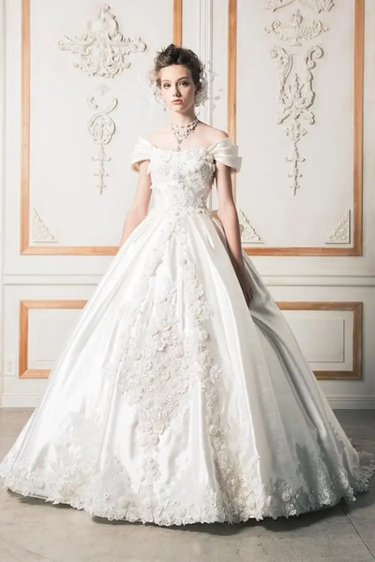 プリンセスラインのウェディングドレス byみんなのウェディング（7