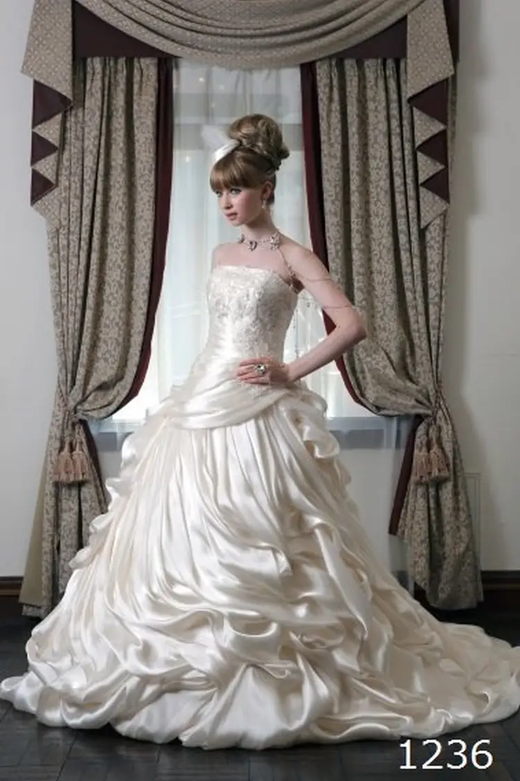 白・ホワイト系のウェディングドレス byみんなのウェディング（62