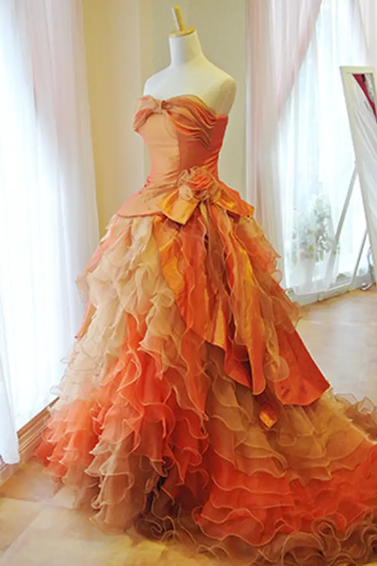 オレンジ系のカラードレス byみんなのウェディング（2ページ目）