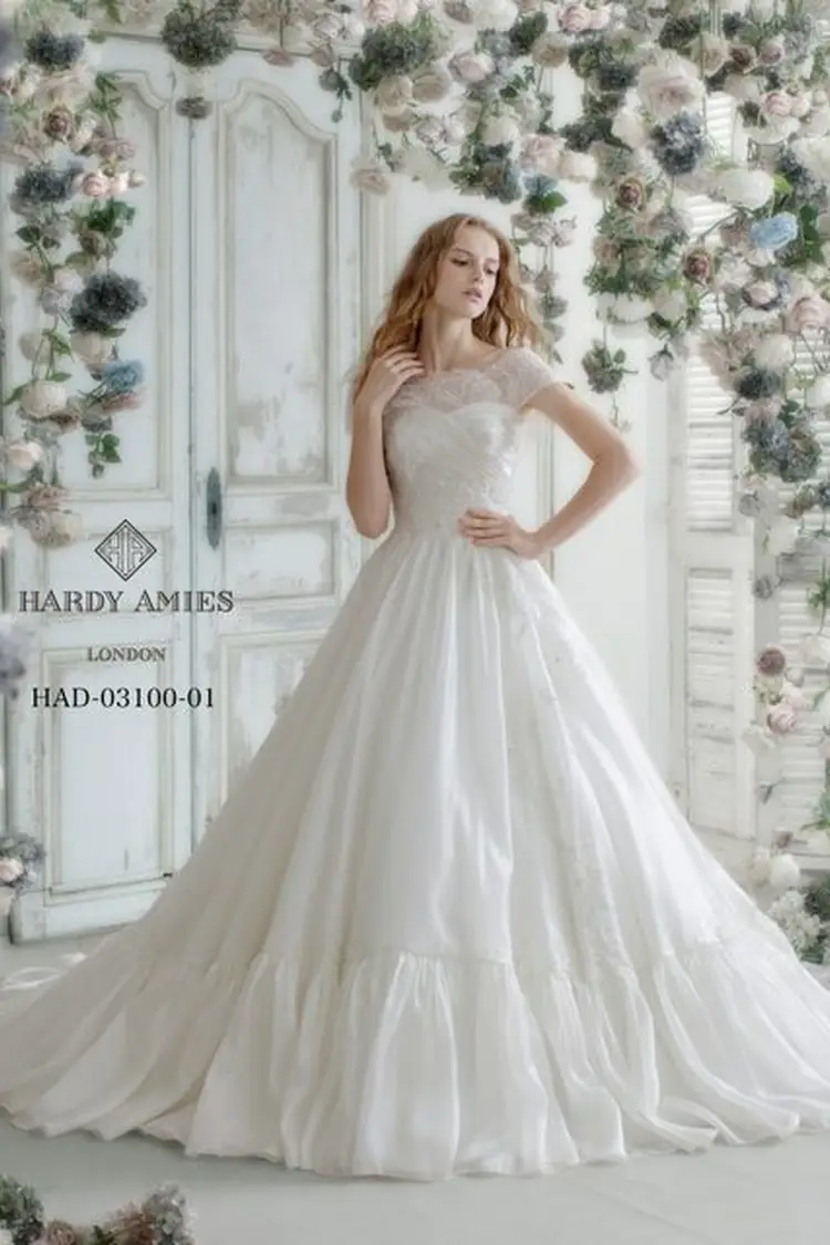 HARDY AMIES(ハーディエイミス) のウェディングドレス・ブライダル衣装