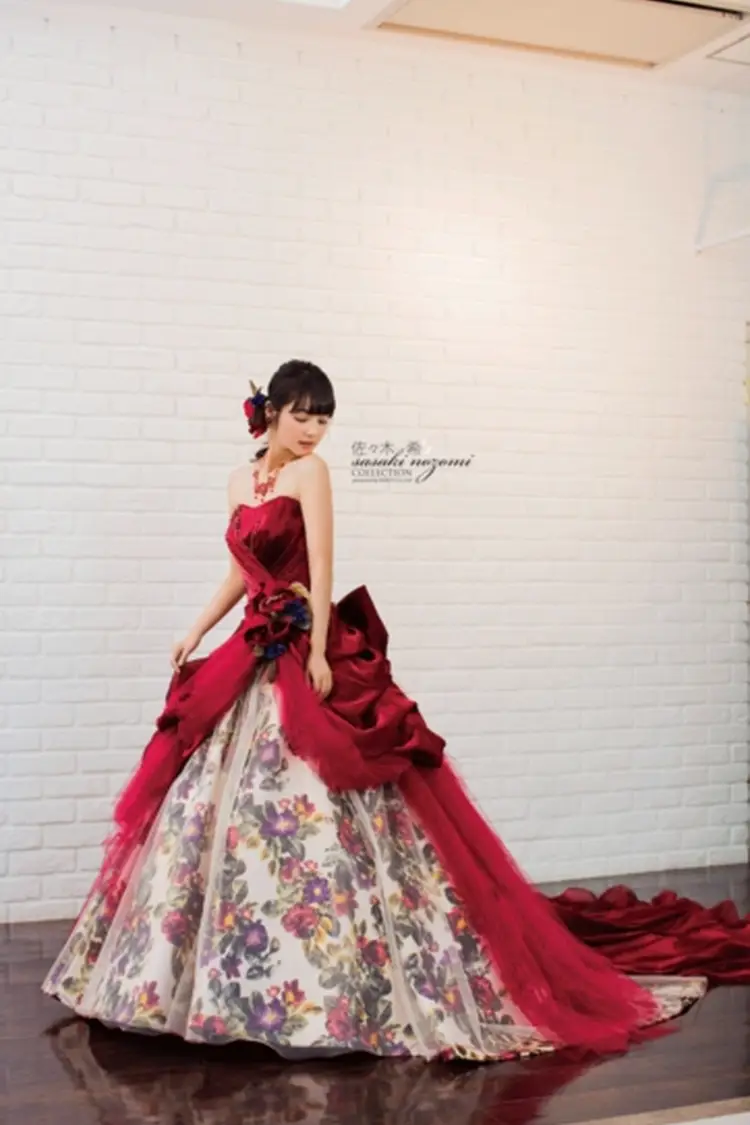 赤・レッド系のカラードレス byみんなのウェディング