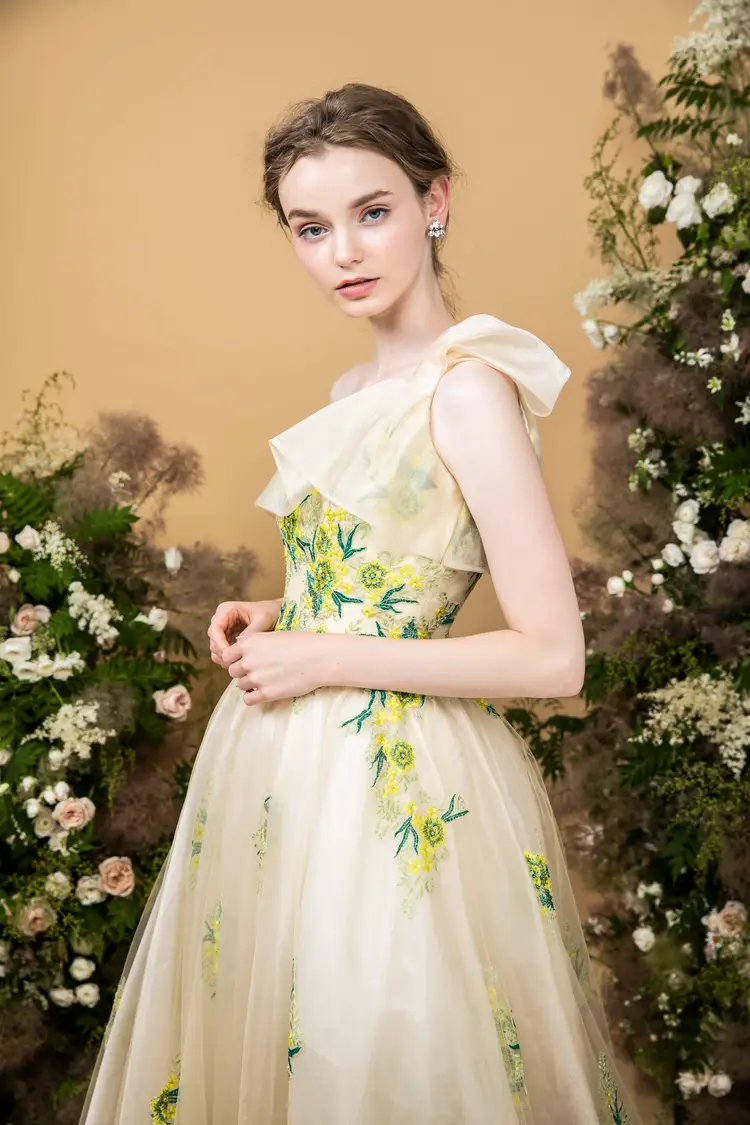 黄色・イエロー系のカラードレス byみんなのウェディング（9ページ目）