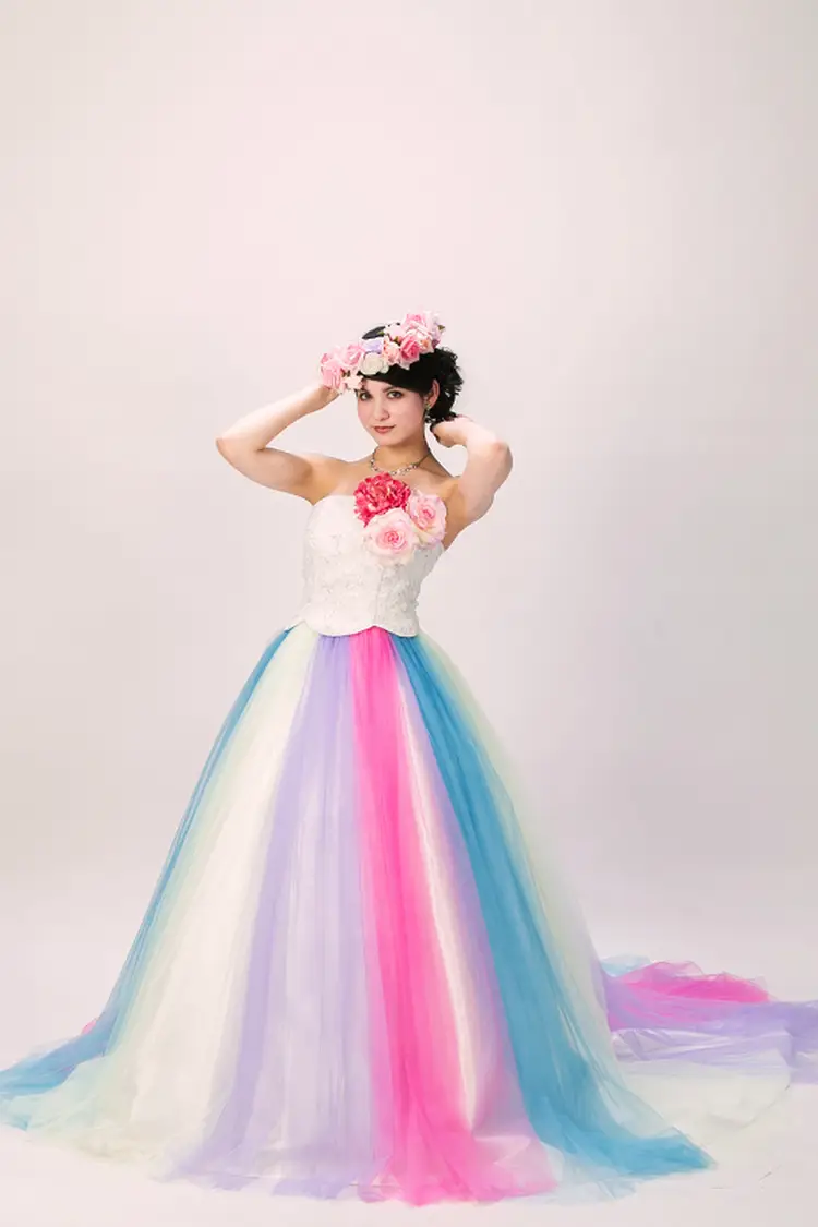 レインボーのカラードレス byみんなのウェディング（2ページ目）