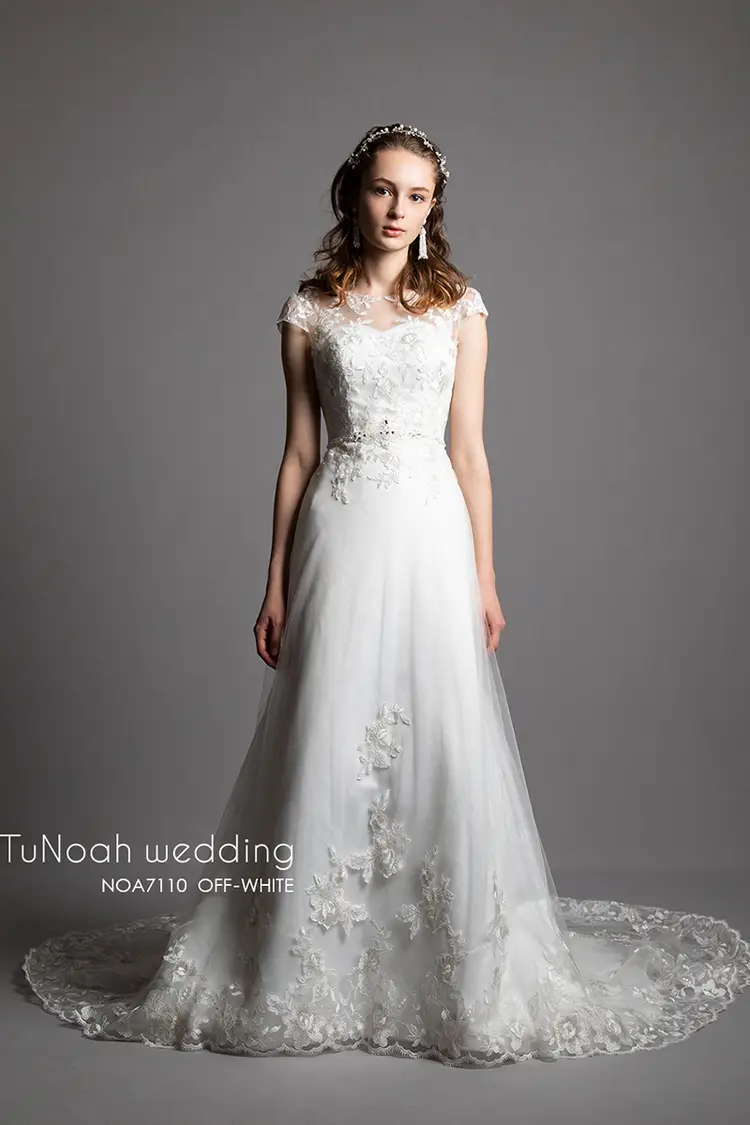 スレンダーラインのウェディングドレス Byみんなのウェディング