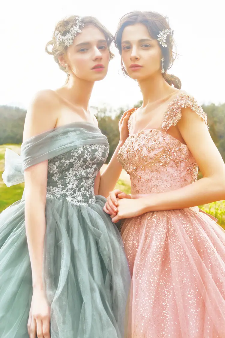 グレー系のカラードレス byみんなのウェディング