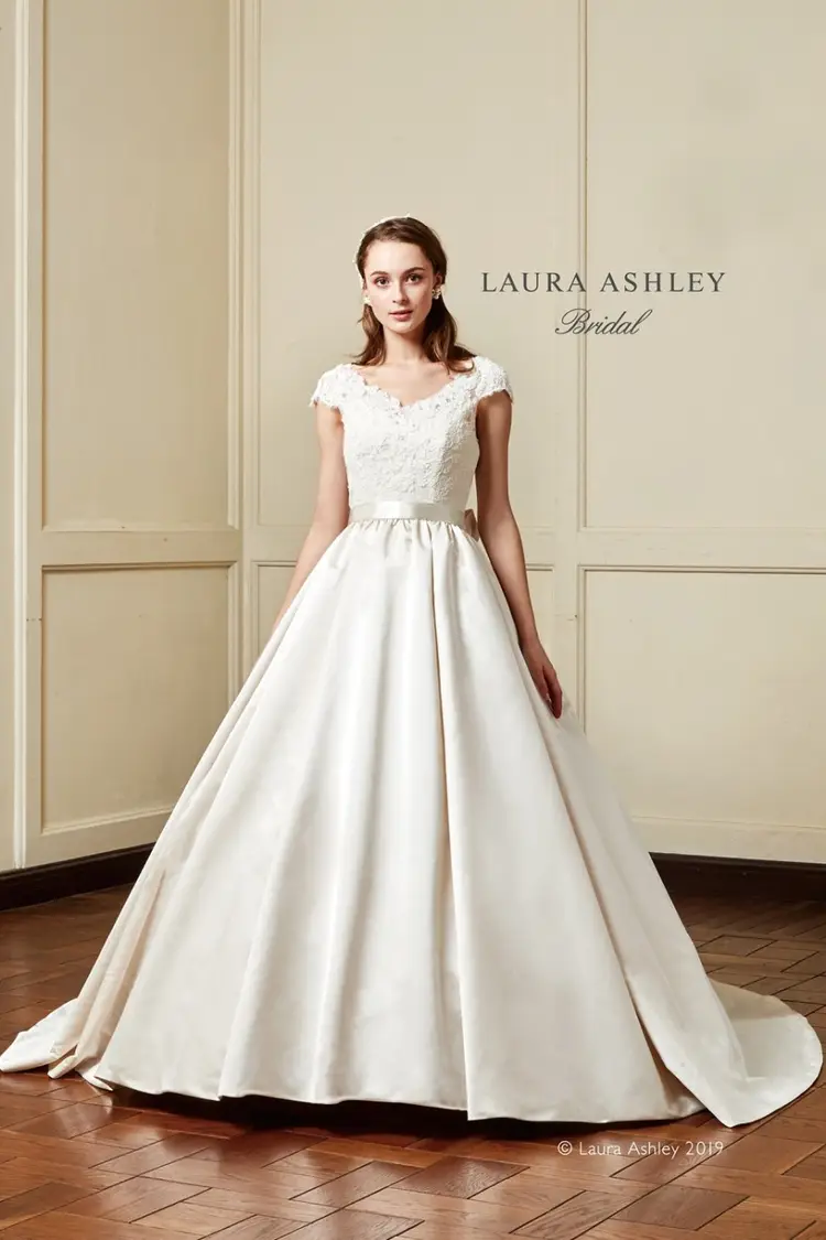 LAURA ASHLEY(ローラアシュレイ) ベロアドレス　ブラック　前スリット LAURA ASHLEY(ローラアシュレイ) ベロアドレス ブラック 前
