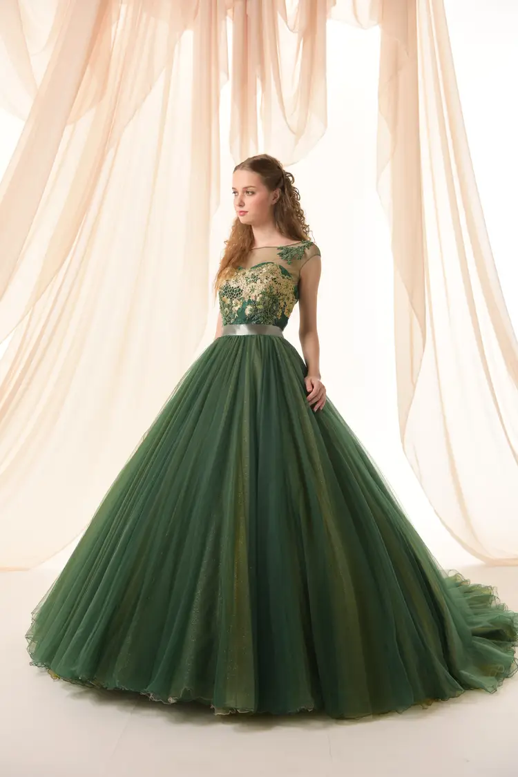 緑 グリーン系のカラードレス Byみんなのウェディング