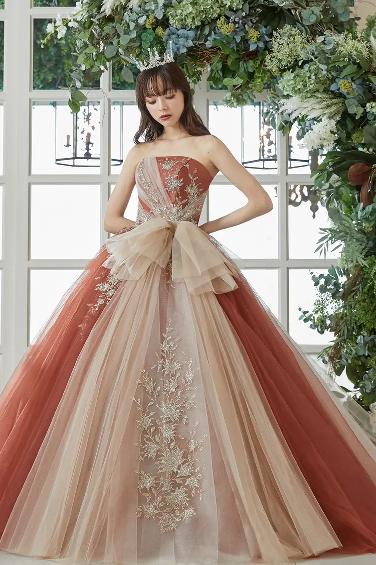 オレンジ系のカラードレス byみんなのウェディング（2ページ目）