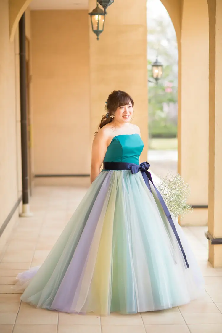 レインボーのカラードレス byみんなのウェディング