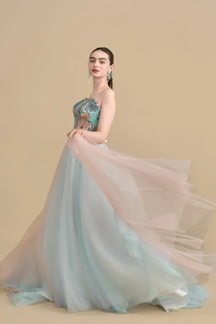 レインボーのカラードレス byみんなのウェディング