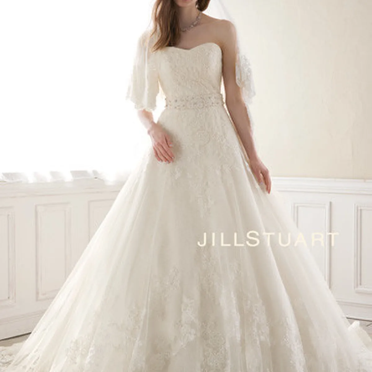 ジルスチュアートホワイト ロンパースドレス JILL STUARTドレス。憧れのJILL STUARTドレスです。 胸元に立体