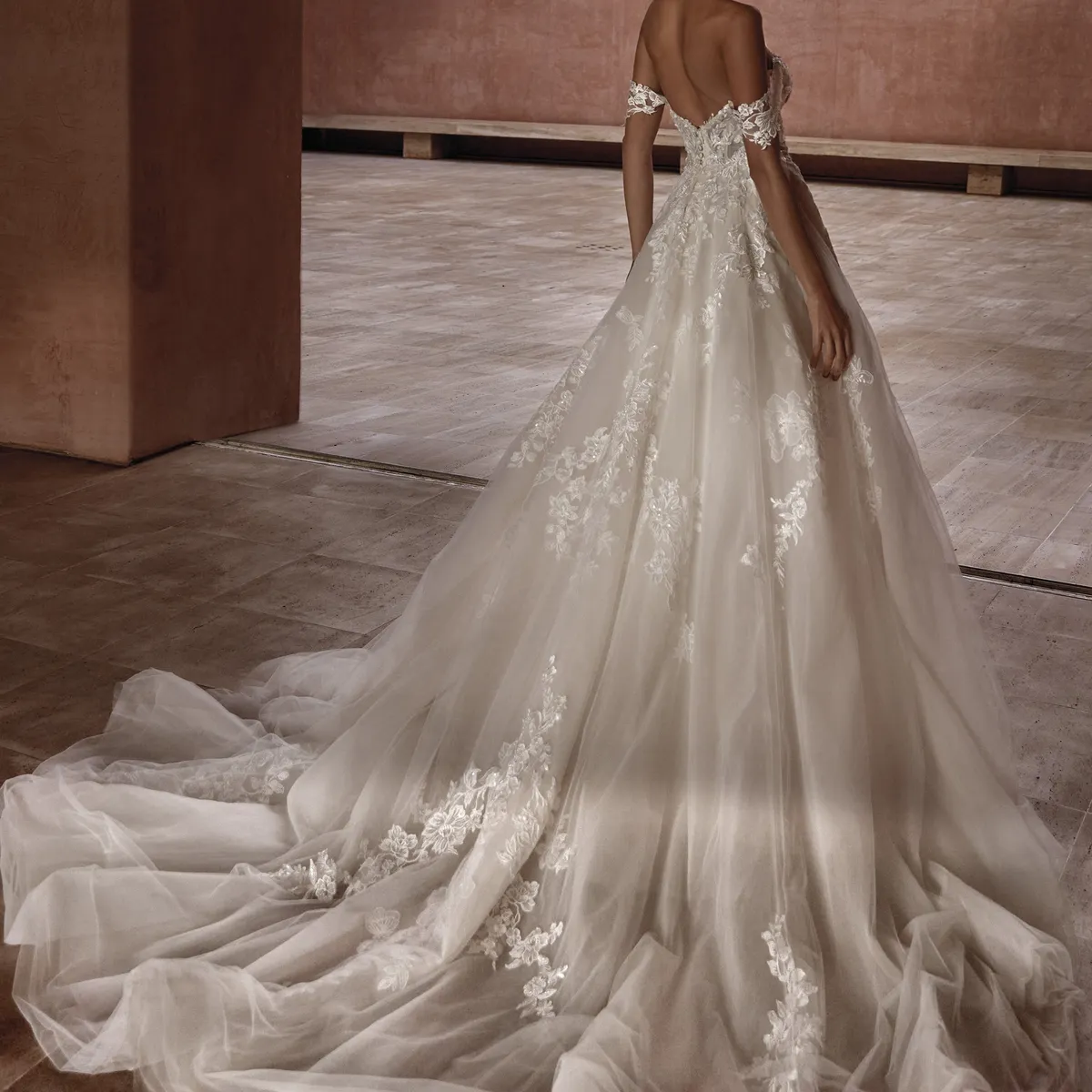 【美品】PRONOVIAS(プロノビアス) EURELIA ウェディングドレス プロノビアスなどインポートウェディングドレスのレンタル・購入