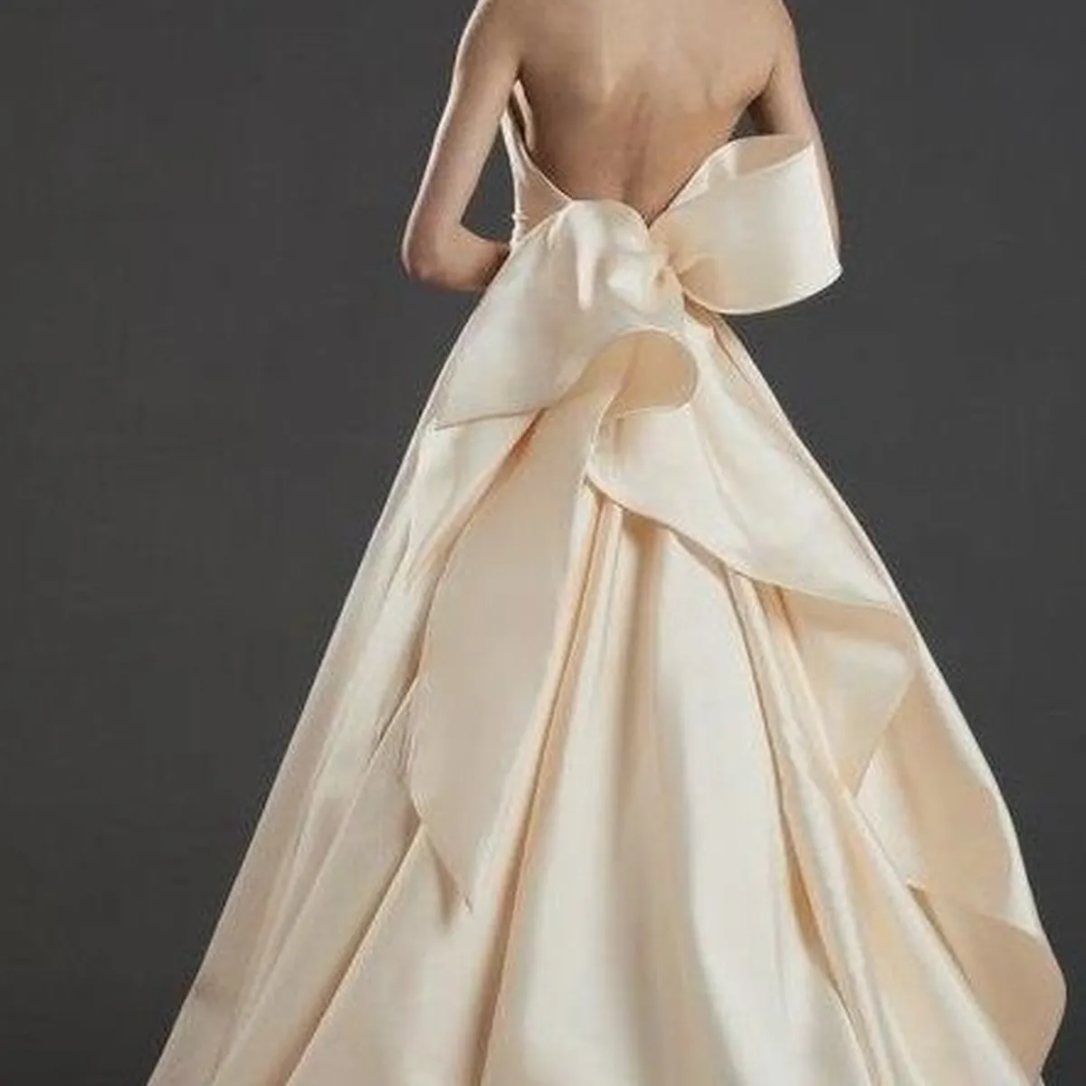 ELDA｜ANTONIORIVA(アントニオ・リーヴァ)のウェディングドレス