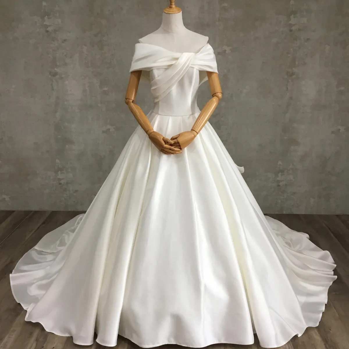 【美品/定価30万円】ISAMU MORITA ウェディングドレス IC-170｜ISAMU MORITA BRIDE(イサムモリタブライド)のウェディングドレス