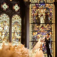 360度ステンドグラスに囲まれた大聖堂