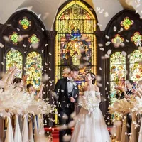 360度ステンドグラスに囲まれた大聖堂