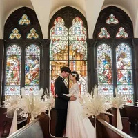 360度ステンドグラスに囲まれた大聖堂