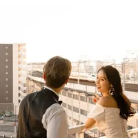 夕焼けの街中とともに